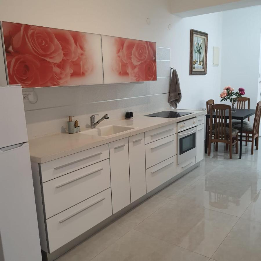 Lovely Three-Room Apartment Above The Promenade Aschdod Exterior foto