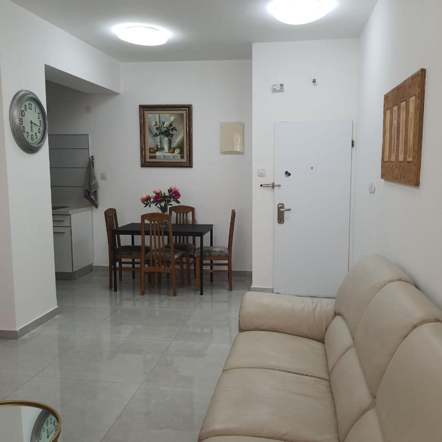 Lovely Three-Room Apartment Above The Promenade Aschdod Exterior foto