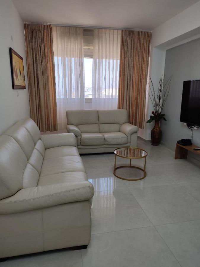 Lovely Three-Room Apartment Above The Promenade Aschdod Exterior foto